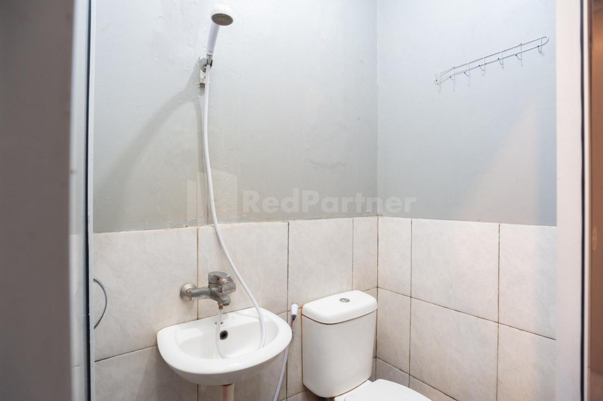 J&B Rooms Pramuka Jakarta Mitra Reddoorz Exterior foto