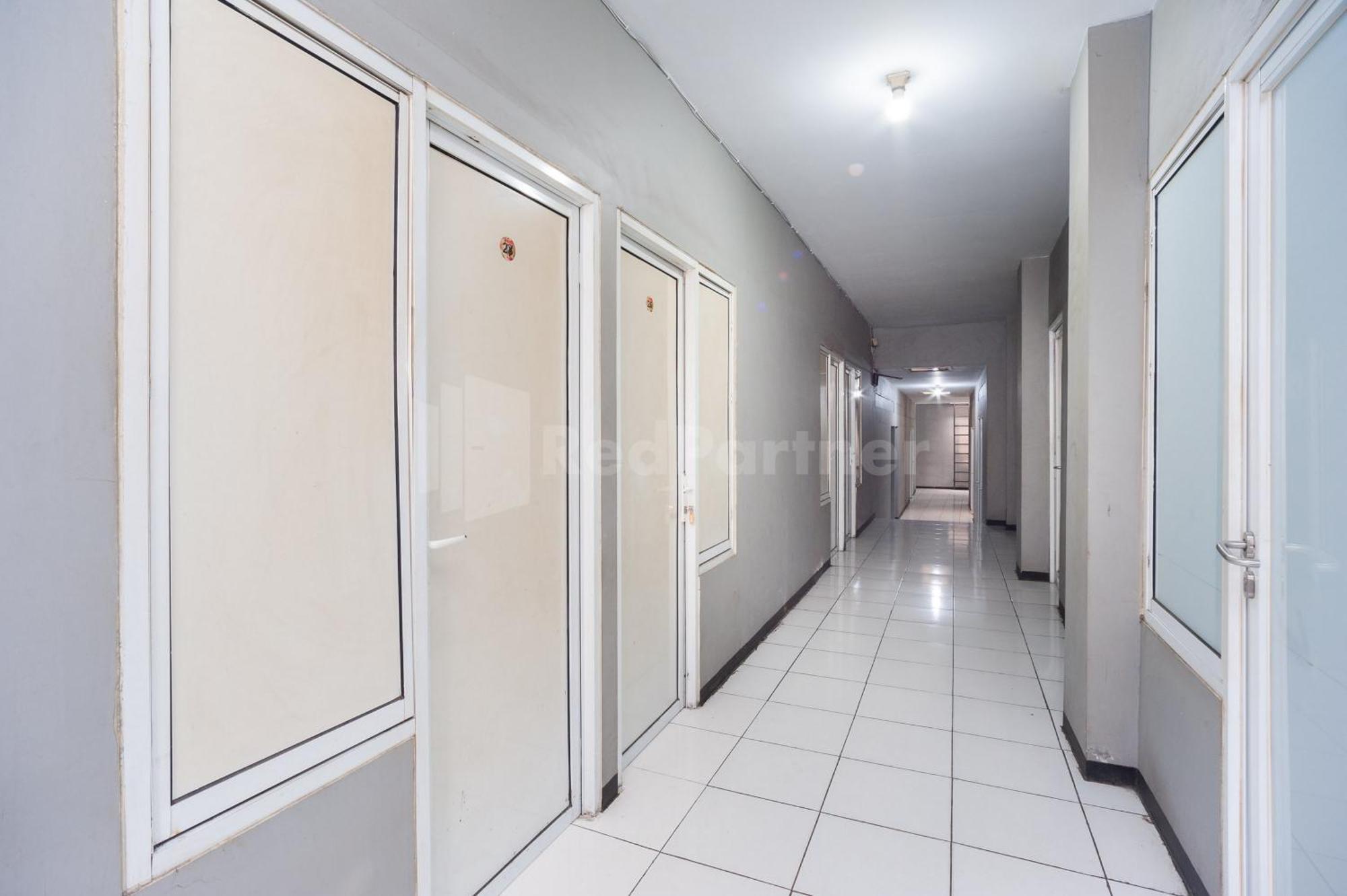 J&B Rooms Pramuka Jakarta Mitra Reddoorz Exterior foto